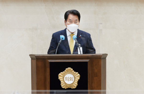 백군기 용인시장이 6일 용인시의회 시정연설을 하고 있는 모습