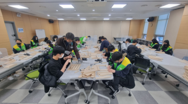 청소년자원봉사단‘누리보듬’, 목공예품 제작 나눔을 통한 사랑 실천