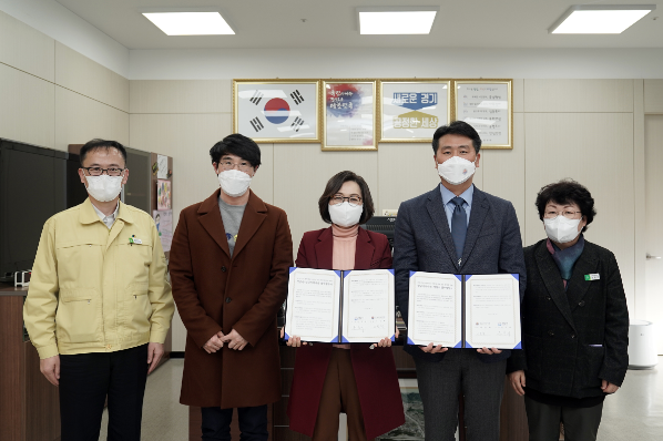 성남시는 2월 8일 시장 집무실에서 은수미 성남시장과 이승혁 성남시의사회장 등이 참석한 가운데 ‘코로나19 재택치료 의원급 의료기관 참여를 위한 업무 협약’을 했다.