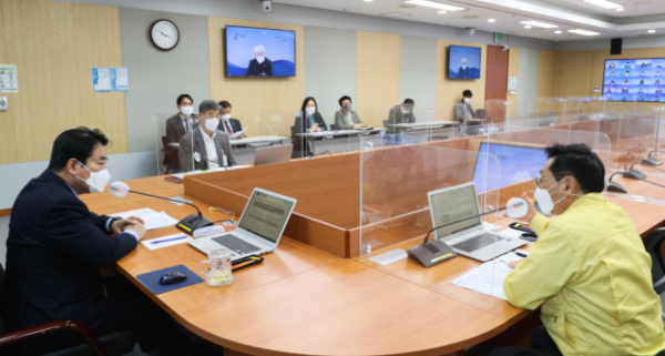 백군기 용인시장이 14일 시정전략회의에서 참석자들과 이야기를 나누고 있다