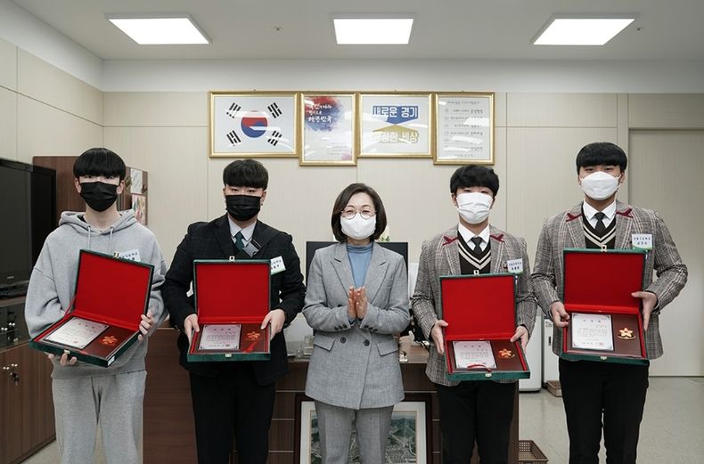 왼쪽부터 전민재·박승주(성남고)·은수미 성남시장·이재희·서기수(성일고)