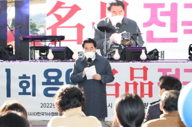 백군기 용인시장이 가요제를 찾아 기념사를 하고 있는 모습 ⓒ타임즈