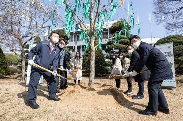29일 오전 경기도청 신관 앞 정원에서 열린 제77회 식목일 기념 나무 심기 행사에서 오병권 경기도지사 권한대행과 류인권 경기도 기획조정실장, 김덕섭 경기도 남부자치경찰위원장, 김성식 경기도 축산산림국장, 윤영미 경기도 복지정책과장 등 참석자들이 은행나무를 심으며 기념촬영을 하고 있다.(오른쪽에서 첫 번째 오병권 경기도지사 권한대행, 왼쪽에서 첫 번째 김덕섭 경기도 남부자치경찰위원장.) ⓒ타임즈