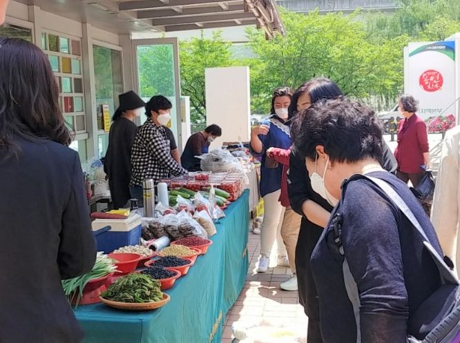 지난 2020년 삼가동 청소년수련관 앞 공터에서 열린 로컬푸드 직거래장터 모습 ⓒ타임즈