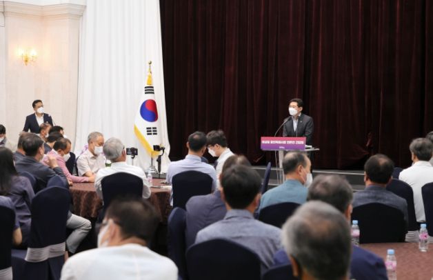 이상일 용인특례시장이 11일 취임 후 첫 기자간담회를 갖고 글로벌 반도체 중심도시로 도약하기 위한 전략을 설명하고 있다.