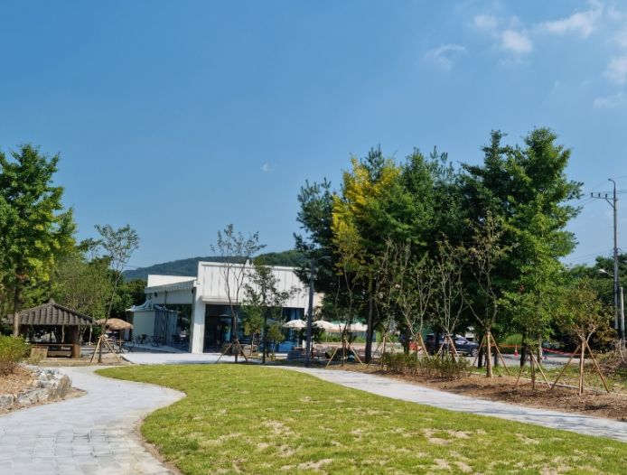 수지구 고기동 755-5번지 도로변 유휴지에 조성한 쌈지공원