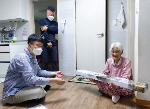 광주시 초월읍, 100세 장수 어르신에 장수지팡이 청려장 전달