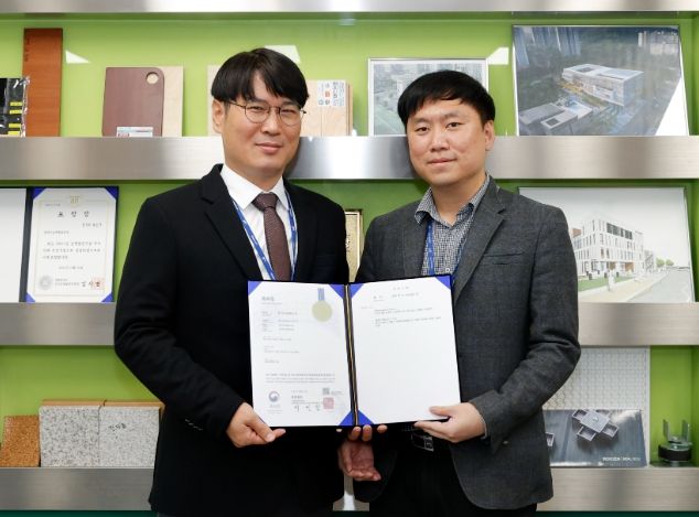 (좌측부터)이문규 주무관과 윤여훈 주문관이 특허증을 들고 기념사진을 찍고 있다.