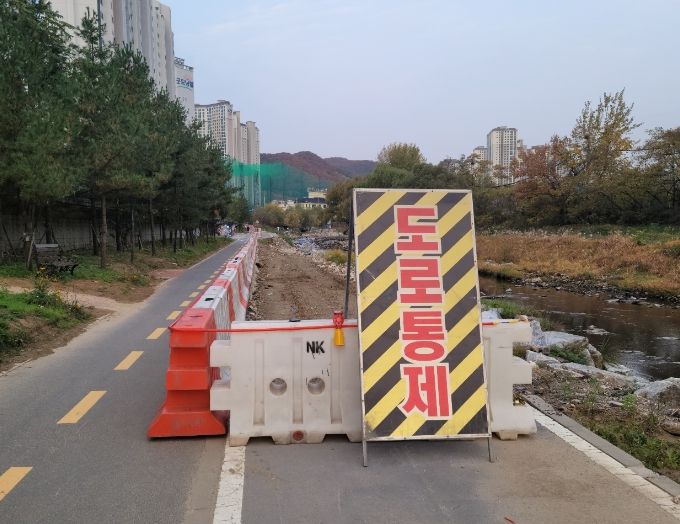 용인시가 동막천 재해복구를 위해 일부구간을 통제했다