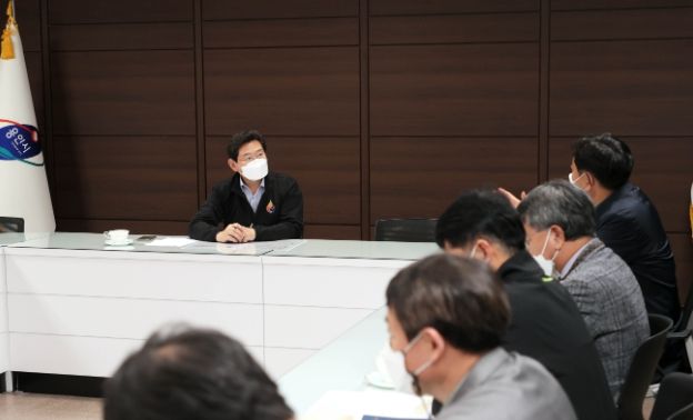 이상일 용인특례시장이 관내 운수업체와 긴급 회의를 열어 광역버스 입석 승차 금지 대책을 논의하고 있다.