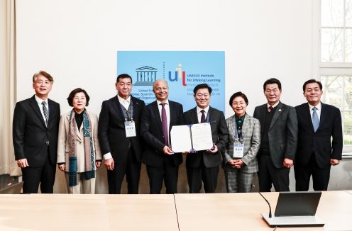박승원 광명시장은 지난 12일부터 20일까지 유네스코 평생학습 국제기구(UIL)의 초청으로 ‘한국-유럽 학습도시 교류 서밋’에 참여해 ESG 평생학습 활성화를 위해 UIL과 양해각서(MOU)를 체결했다(좌측 네번째-데이비드 아초아레나 유네스코 평생교육 국제기구 원장 좌측 다섯번째-박승원 광명시장)