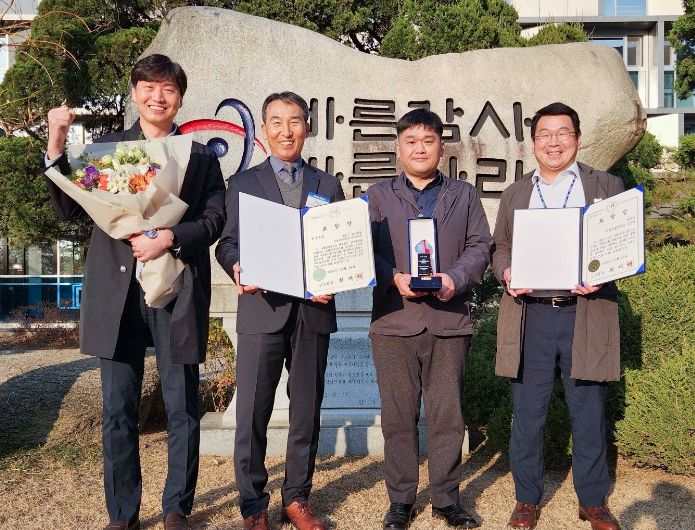 용인특례시 감사관실 직원들이 자체감사사례 콘테스트에서 최우수상을 수상한 후 함께 기념사진을 찍고 있다.