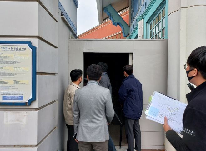 시 관계자들이 에버랜드에서 불법증축물 설치 여부를 점검하고 있다.