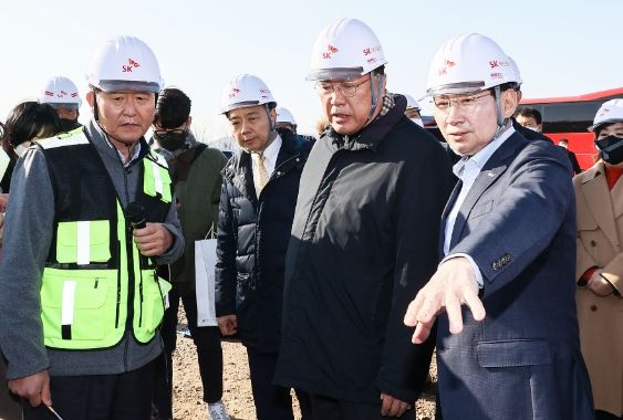 이상일 용인특례시장이 7일 정진석 국민의힘 비상대책위원장에게 국지도 57호선 확장 구간에 대해 설명하고 있다.