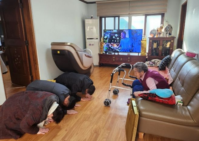 광주시 곤지암읍 지역사회보장협의체, 백세 어르신께 건강 기원 특별케이크 전달