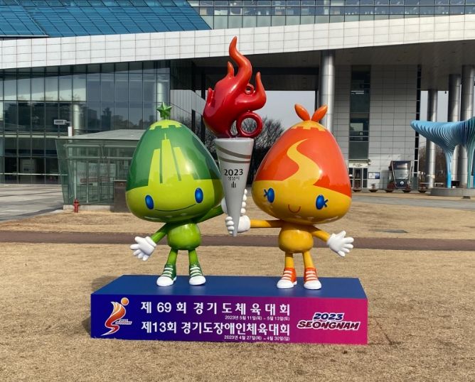 성남시, 도민체전 홍보 조형물 '횃불 든 새남이·새롱이' 2곳 설치