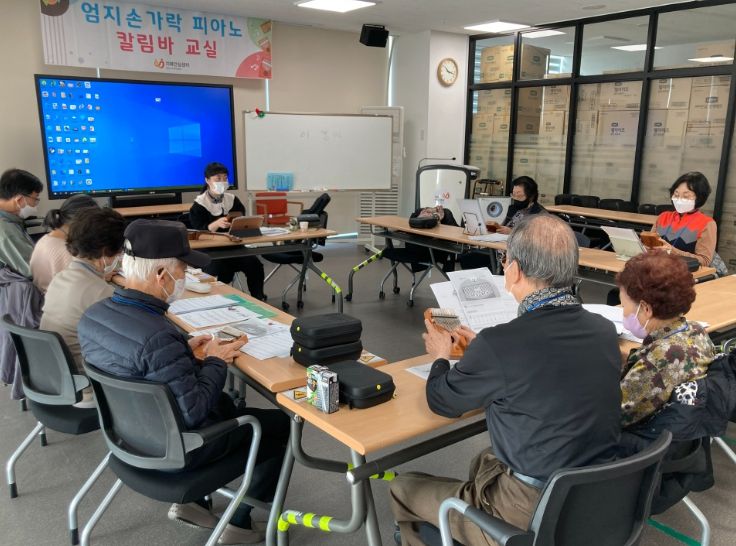 수지구보건소에서 치매환자와 가족들이 힐링프로그램에 참여하고 있다