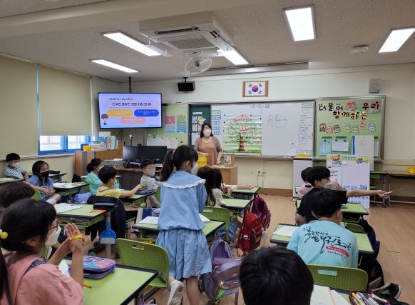 광명시는 정신질환을 조기에 발견해 치료하고 자살을 예방하며 시민의 소중한 생명을 지키기 위해 아이들부터 노인에 이르기까지 다양한 정신건강 서비스를 제공하고 있다(희망품교실)