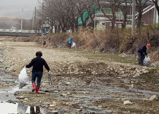 여주시 산북면 노인회, 새봄맞이 용담천 환경정화활동 실시
