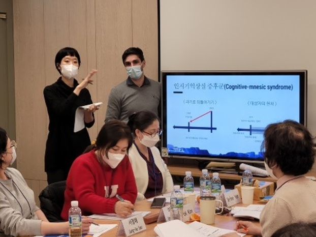 인천시는 지난 2월, 소수정예 교육생을 대상으로 휴머니튜드 치매케어 특강을 진행했다