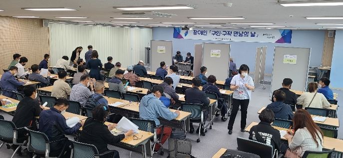 지난해 용인특례시가 개최한 장애인 채용행사에 일자리를 찾는 장애인이 많이 참여했다
