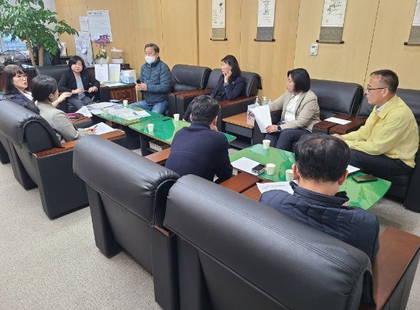 이연형 재난안전관이 행정교육위원 및 시의원들에게 정자교 보행로 붕괴사고에 대한 사건경위를 설명하고 있다.