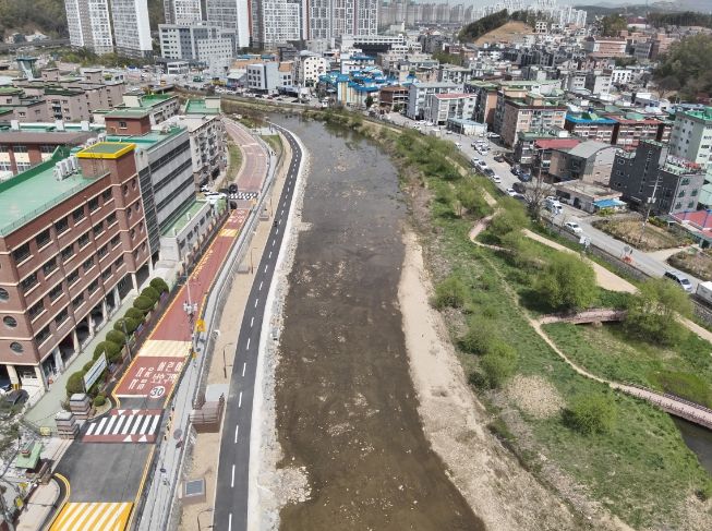 용인특례시가 단절됐던 양지천 산책로를 잇기 위해 용마초 인근 660m 구간을 연결했다