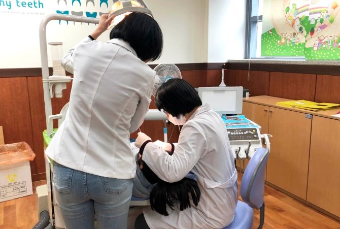 지난해 '초등학생 치과 주치의 사업'을 통해 관내 지정 치과에서 치과 검진을 받고 있는 한 초등학생의 모습.