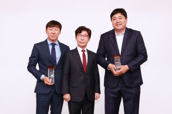 용인시장학재단 구자범 이사장(가운데)과 홍보대사로 위촉된 신태용 인도네시아 축구팀 감독(왼쪽)과 양준혁 '양준혁야구재단' 이사장(오른쪽)