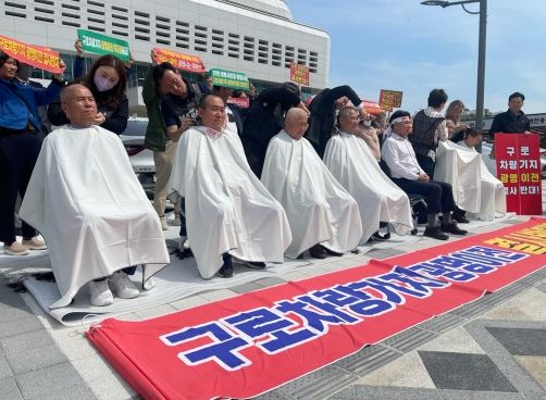 ‘구로차량기지 광명 이전 반대 공동대책위원회’ 이승호 공동대책위원장과 비상대책위원 등 7명은 8일 오후 세종시 기획재정부 청사 앞에서 ‘구로차량기지 광명 이전 백지화 염원 삭발식’을 거행했다