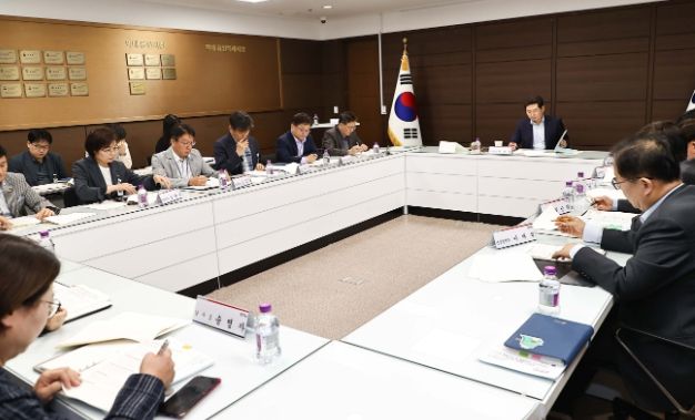 용인특례시는 12일 시장 접견실에서 이동·남사 시스템반도체 국가첨단산업단지 사업시행자 선정에 따른 후속 절차 논의를 위해 전략회의를 열었다.