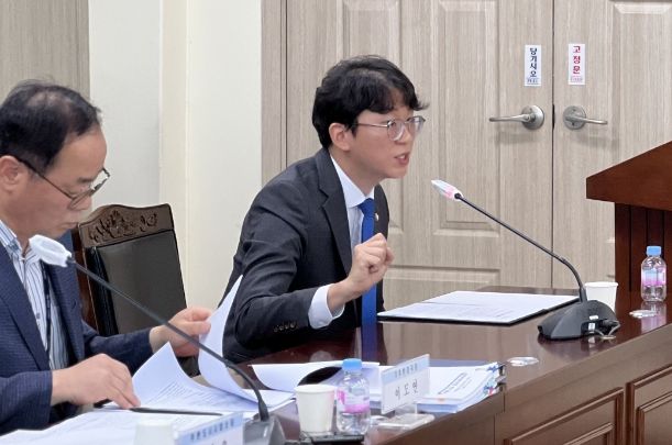 환경경제위원회에 출석해서 '공익감사 청구의 건'에 대한 제안설명을 하는 권용재 의원