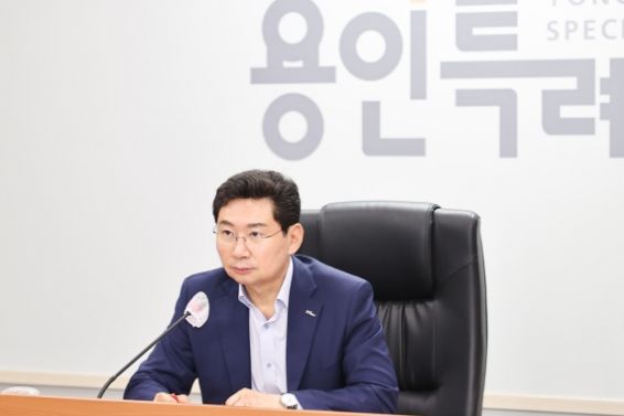이상일 용인특례시장이 19일 시청 영상회의실에서 간부공무원 회의를 주재하고 있다.