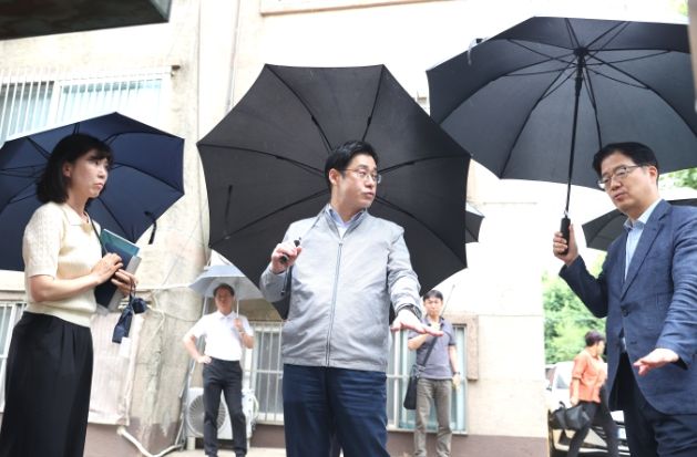 김규식 광명시 부시장(사진 오른쪽)은 20일 우기 전 반지하주택 현장 점검차 광명시를 방문한 오병권 경기도 행정1부지사(사진 가운데) 및 시 관련 부서장들과 함께 현장을 점검했다.