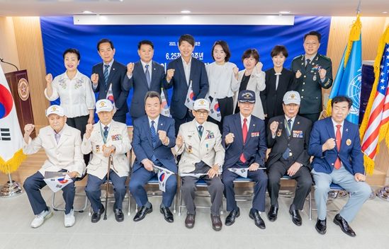 강남구의회 의원들이 참전용사들과 단체사진 촬영을 하고 있다.