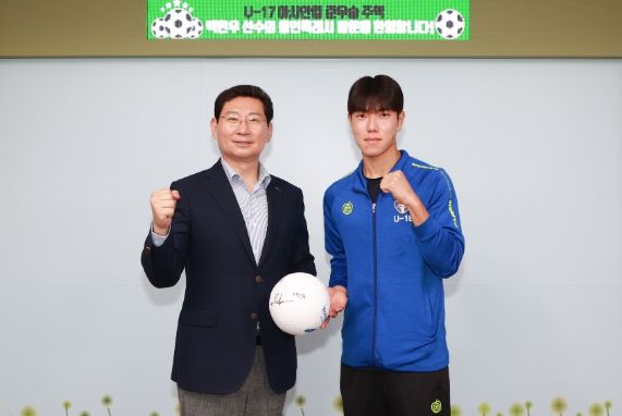 이상일 용인특례시장이 10일 '2023 아시아축구연맹 17세 이하 아시안컵' 준우승 주역인 백인우 선수를 만나 격려했다.