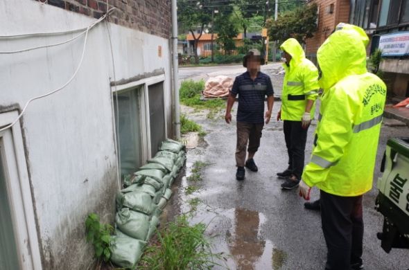 동두천시 불현동, 반지하 주택가에 침수대비 모래주머니 설치