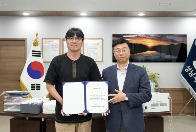 성남페스티벌 메인제작공연 예술감독으로 위촉된 김태용 감독(왼쪽)과 신상진 성남시장(오른쪽)