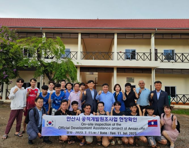 안산시의회 기획행정위원회 김재국(사진 뒷줄 오른쪽 맨끝) 박은정(뒷줄 오른쪽에서 네 번째) 위원이 최근 안산시 관계자들과 라오스의 한국-라오스 인력개발원 한국어교육원 기숙사에 대한 현장 실사를 다녀왔다.