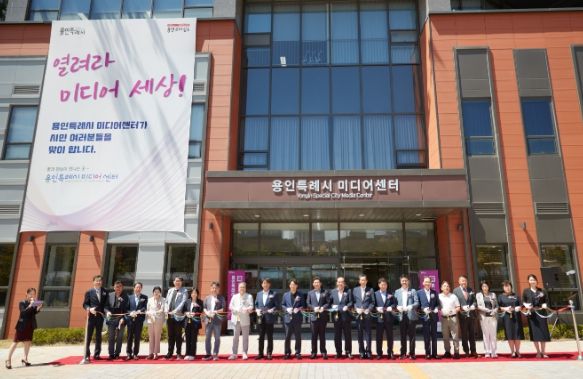 김운봉 부의장을 비롯해 이상일 시장, 신민석 경제환경위원장, 이진규 도시건설위원장, 김상수 윤리특별위원장 등이 미디어센터 개관을 축하하고 있다.