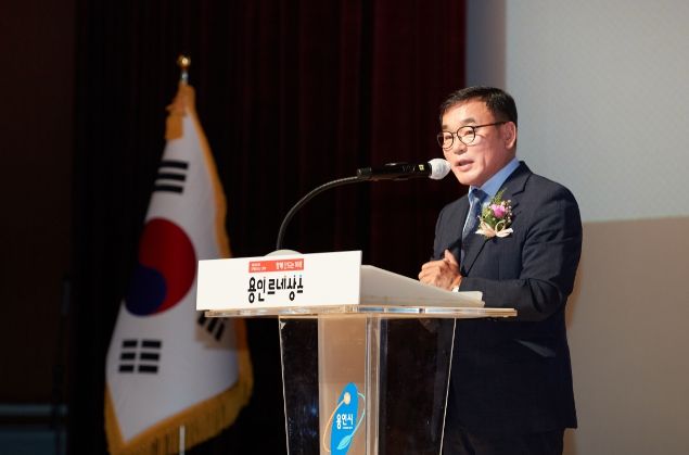 윤원균 의장이 경축사를 하고 있다.