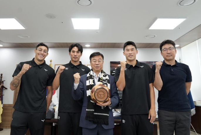 성남FC (좌측부터 가브리엘, 진성욱, 신상진 구단주, 정승용, 이기형 감독 순)