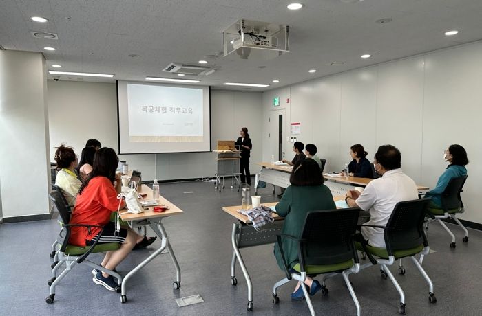 용인특례시가 처인구 모현에 있는 용인산림교육센터에서 전국 교원을 대상으로 특수분야 직무연수를 진행했다.