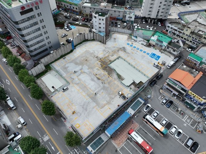 안양시는 만안구 안양동 668-29 원스퀘어 철거 부지에 75대를 주차할 수 있는 임시 공영주차장을 조성한다고 22일 밝혔다.