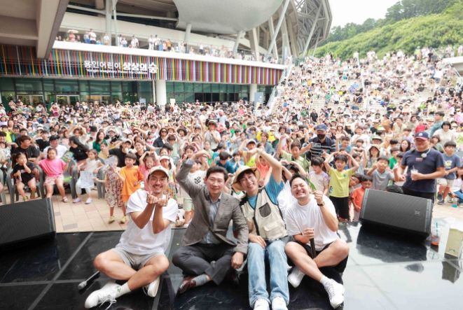 이상일 용인특례시장이 27일 용인어린이상상의숲 재개관 행사에서 시민들과 기념촬영을 하고 있다.