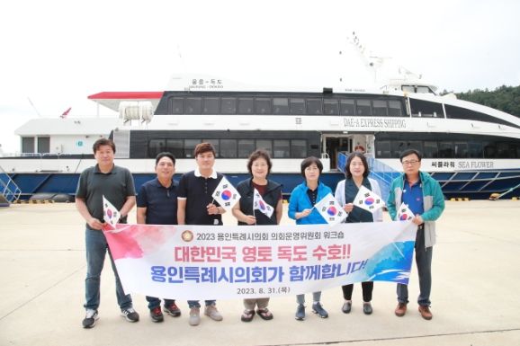 의회운영위원회 의원들이 기념 촬영을 하고 있다. 왼쪽부터 김진석, 이창식, 안치용, 남홍숙, 이윤미, 신나연, 김영식 의원
