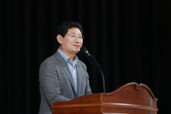 ‘제10회 용인특례시 지도자배 생활체육 탁구대회’에서 축사를 하고 있는 이상일 용인특례시장