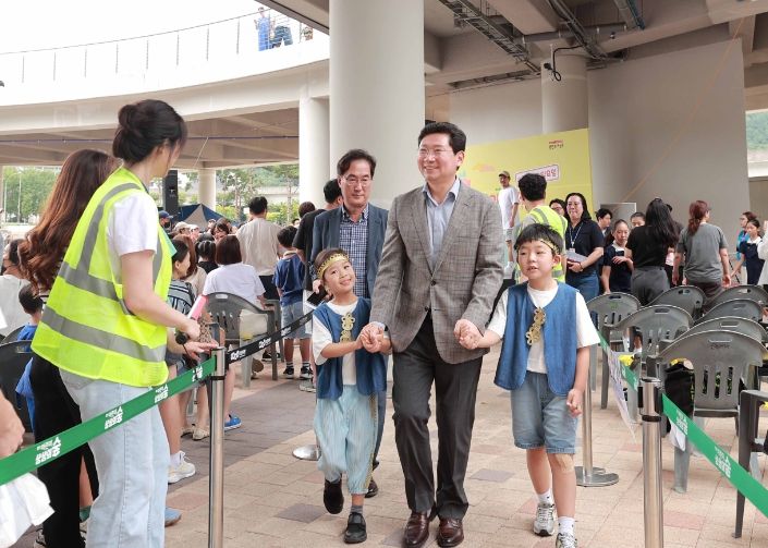 8월 27일 이상일 용인특례시장이 어린이들의 손을 잡고 용인어린이상상의숲으로 입장하고 있다.