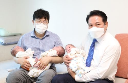 최대호 안양시장, 세쌍둥이 출산 가정 축하 방문