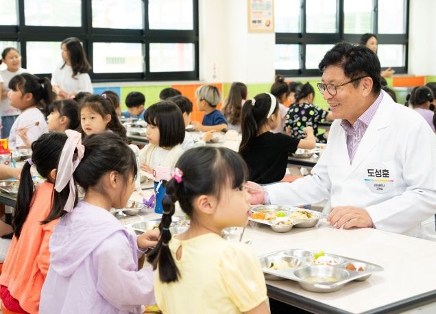 인천담방초 학교급식 현장 특별점검하는 도성훈 인천시교육감